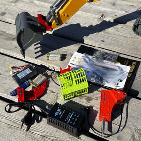 Escavadeira Hidráulica RC 1/18 – 4 em 1 (Metal Completo, 23 Funções, Luzes, Som e Acessórios)